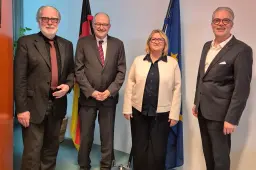 (v.l.) ZBI-Präsident Wilfried Grunau, Staatsminister Dr. Meister, ZBI-Vizepräsidentin Ute Zeller, BDB-Präsident Christoph Schild. Foto: Bundeskanzleramt. 20251110 112520 prvw