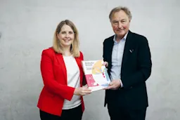 Übergabe Baukulturbericht Verena Hubertz prvw